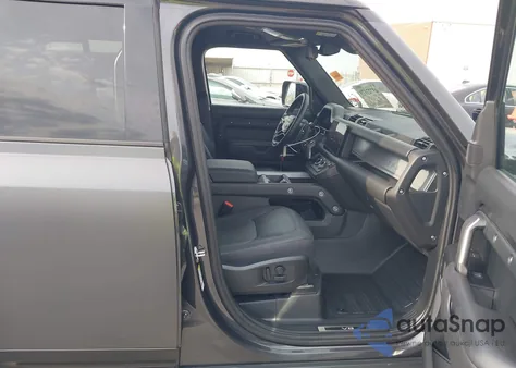 2025 Land Rover Defender 110 P525 V8 z USA, uszkodzony, nr VIN SALEWEEE5S2369474